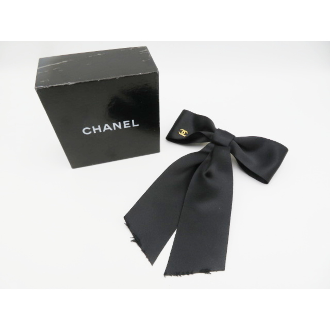 CHANEL(シャネル)のK01 CHANEL シャネル リボンモチーフ ココマーク サテン バレッタ ブラック/ゴールド レディースのヘアアクセサリー(バレッタ/ヘアクリップ)の商品写真