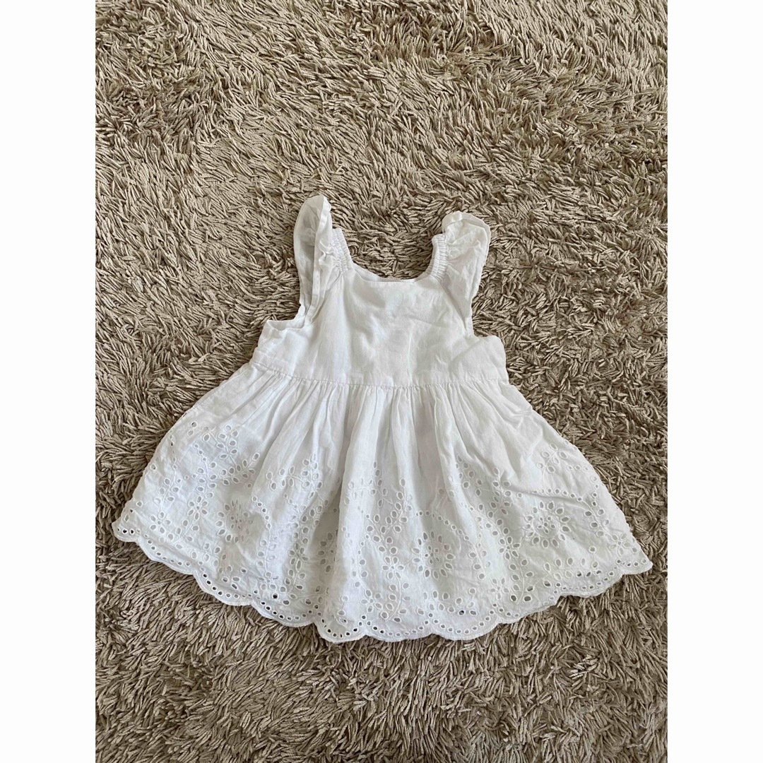 babyGAP(ベビーギャップ)のカットワークコットンワンピース　70 キッズ/ベビー/マタニティのベビー服(~85cm)(ワンピース)の商品写真