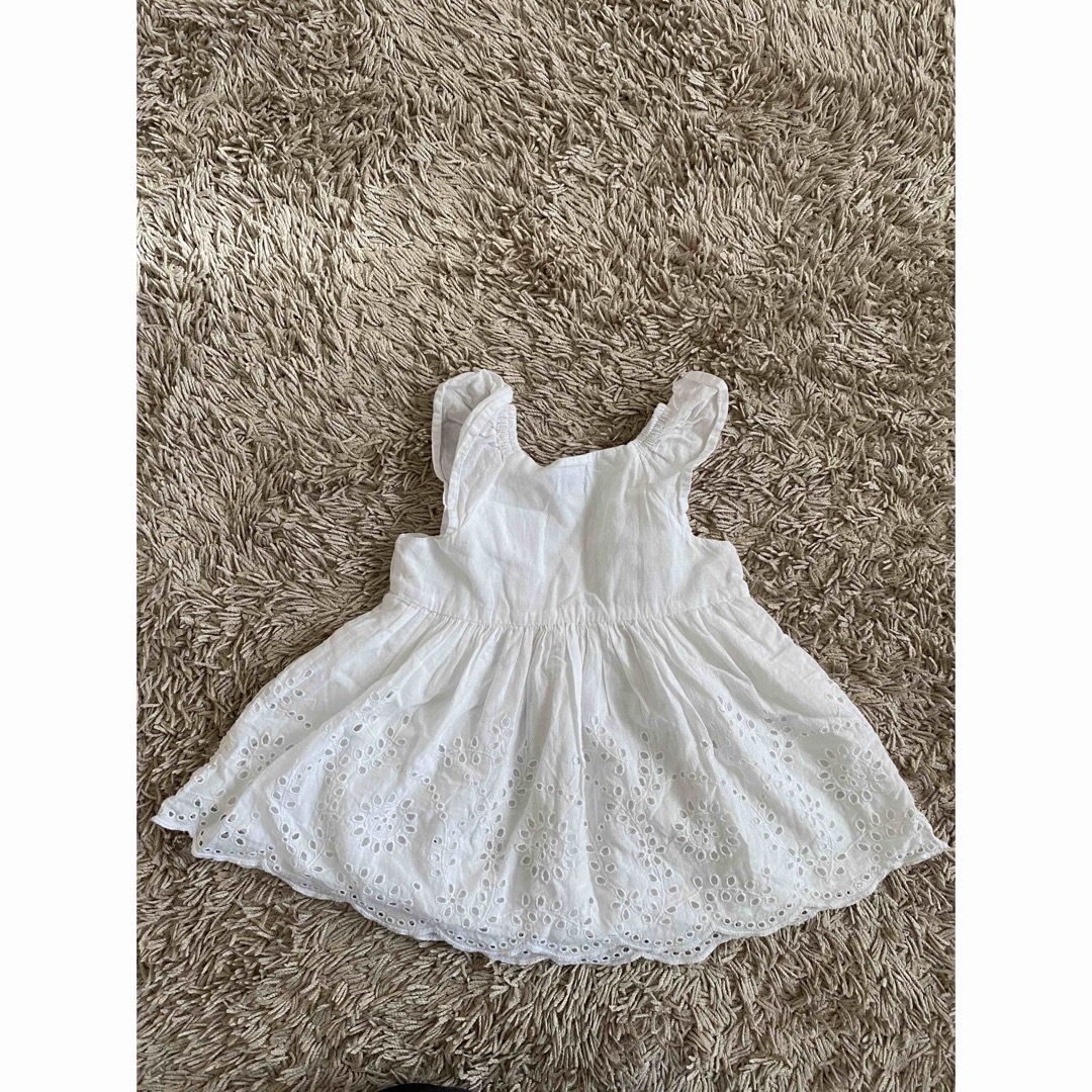 babyGAP(ベビーギャップ)のカットワークコットンワンピース　70 キッズ/ベビー/マタニティのベビー服(~85cm)(ワンピース)の商品写真