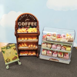 🌼sale🌼ミニチュアショーケースケーキ🍰&パン🥐&看板の3点set(ミニチュア)