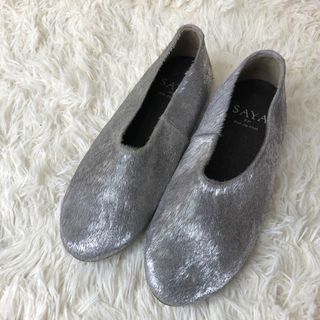 サヤ(SAYA)の【美品】SAYA フラットシューズ 22.5 シルバー ラメ Vカット パンプス(ハイヒール/パンプス)