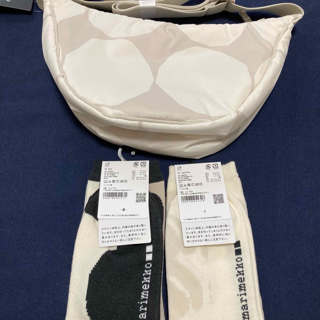 UNIQLO(ユニクロ)の【新品】UNIQLO マリメッコ　ミニショルダーバッグ　ソックス　靴下　セット レディースのバッグ(ショルダーバッグ)の商品写真