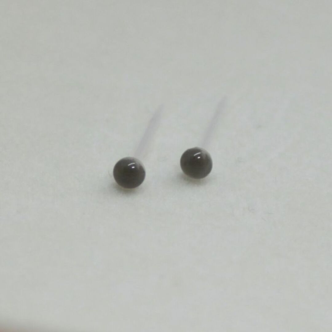 樹脂ポスト小粒3mm ダークグレーオニキス アレルギー対応シンプルピアス レディースのアクセサリー(ピアス)の商品写真