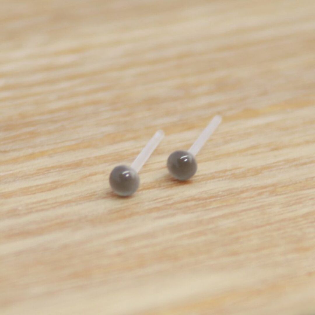 樹脂ポスト小粒3mm ダークグレーオニキス アレルギー対応シンプルピアス レディースのアクセサリー(ピアス)の商品写真