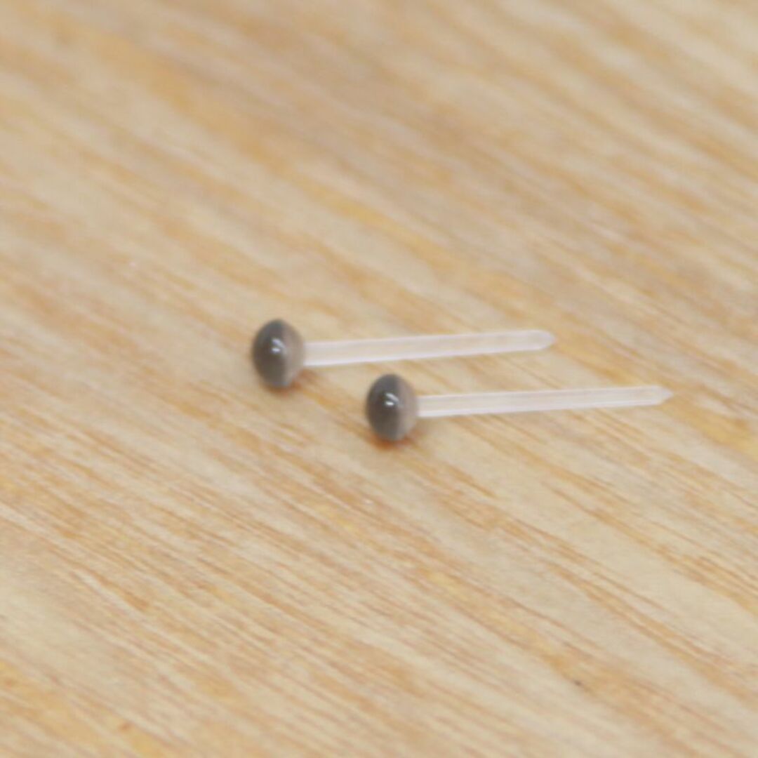 樹脂ポスト小粒3mm ダークグレーオニキス アレルギー対応シンプルピアス レディースのアクセサリー(ピアス)の商品写真