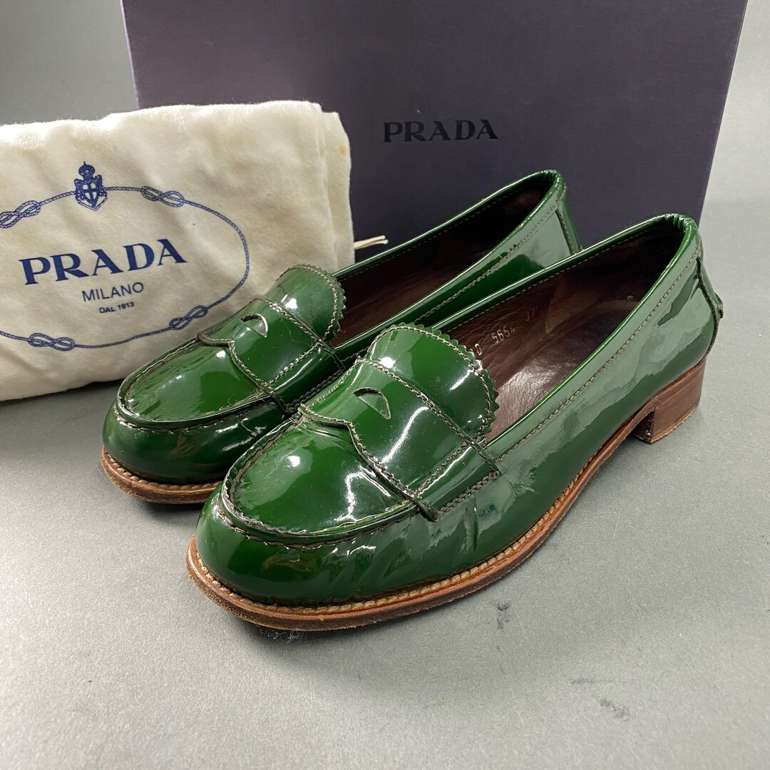 4a18 イタリア製 PRADA プラダ ローファー 37.5 グリーン レザー エナメル パンプス ヒール | フリマアプリ ラクマ