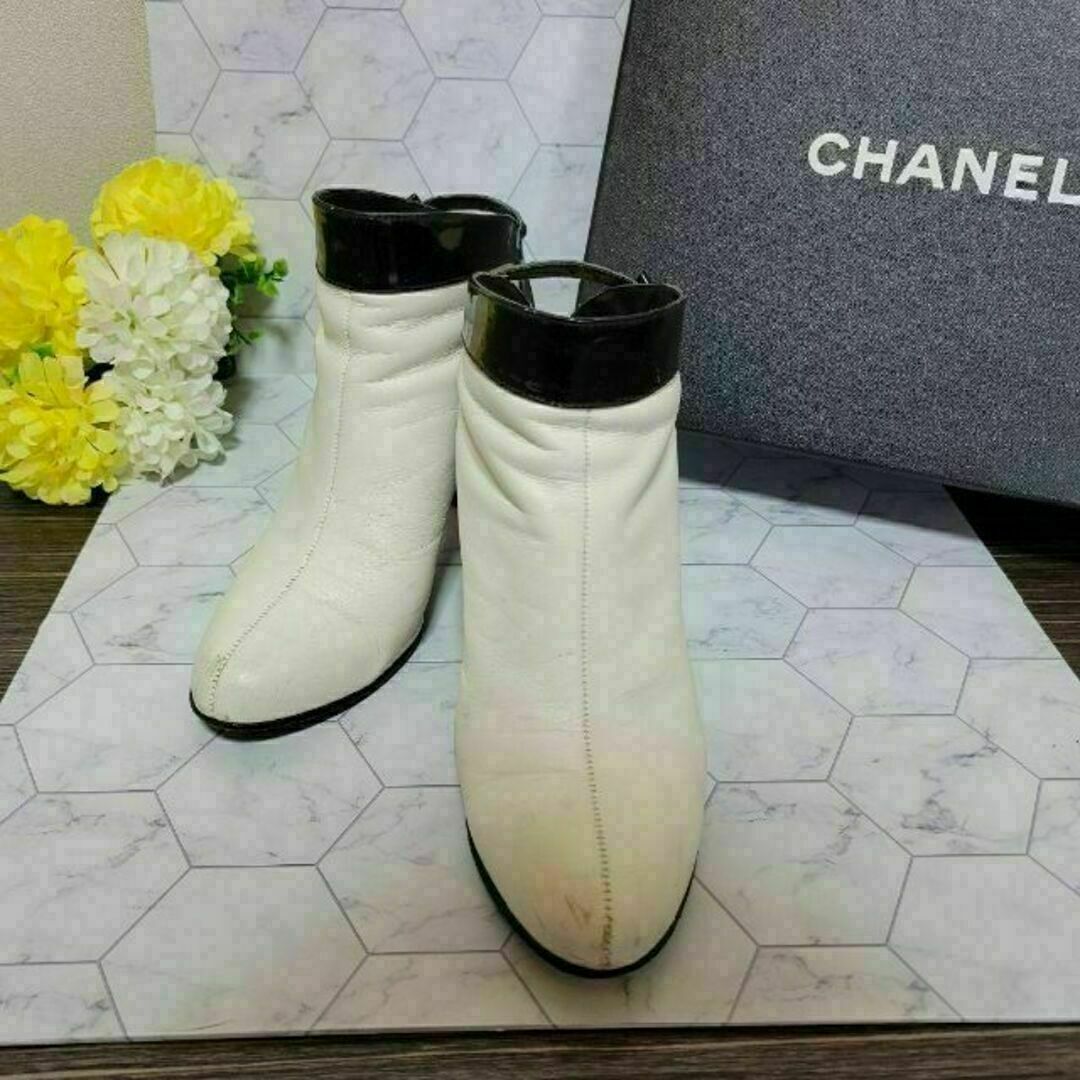 CHANEL　ロゴ　バイカラー　ホワイト×ブラック　ブーティー　ブーツ　サンダル