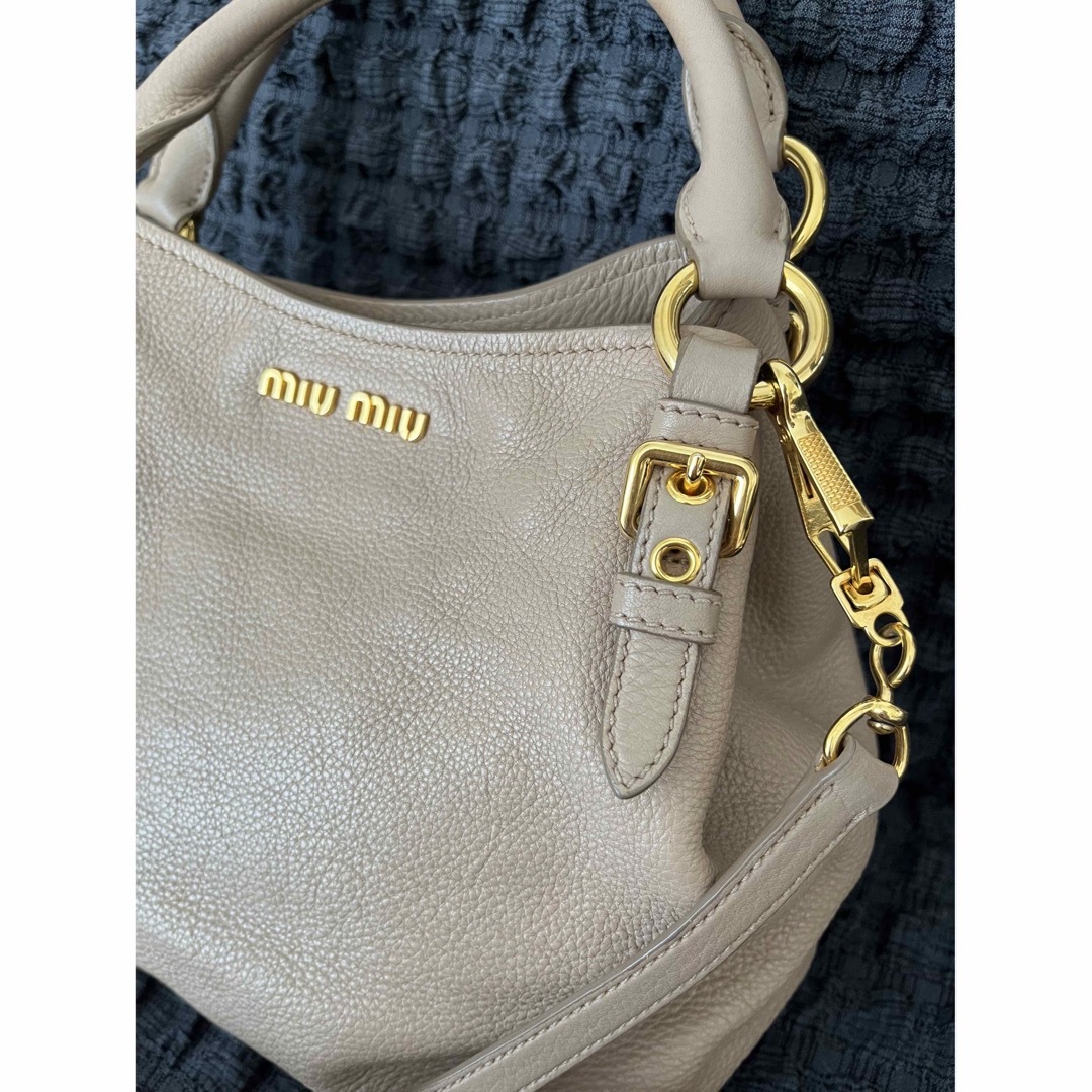 miumiu(ミュウミュウ)のmiumiu ベージュハンドバッグ レディースのバッグ(ハンドバッグ)の商品写真