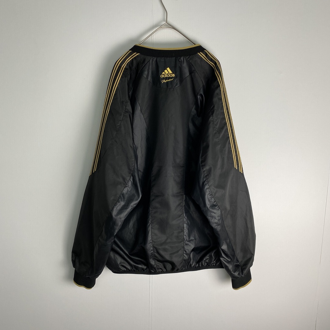 adidas(アディダス)の【アディダス　スウェット　バイカラー　ロゴ刺しゅう　黒　金　古着】 メンズのトップス(スウェット)の商品写真