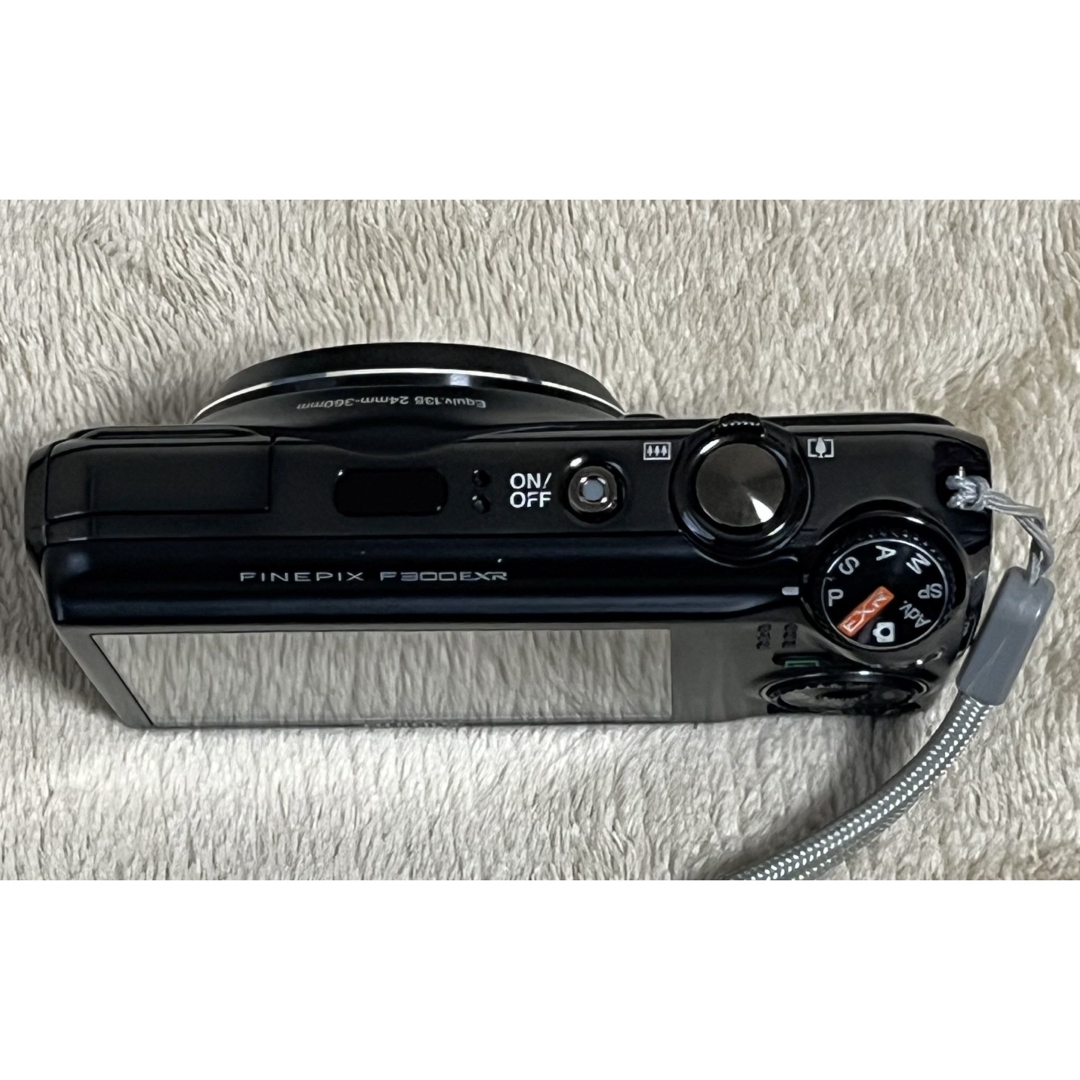 富士フイルム(フジフイルム)の富士フイルム　デジタルカメラ　FINEPIX F300EXR ブラック  スマホ/家電/カメラのカメラ(コンパクトデジタルカメラ)の商品写真