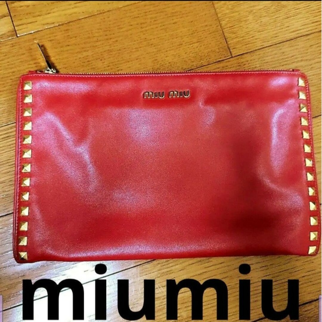 miumiu クラッチバッグ赤 スタッズ ブランド ポーチ スリム コンパクト レディースのバッグ(クラッチバッグ)の商品写真