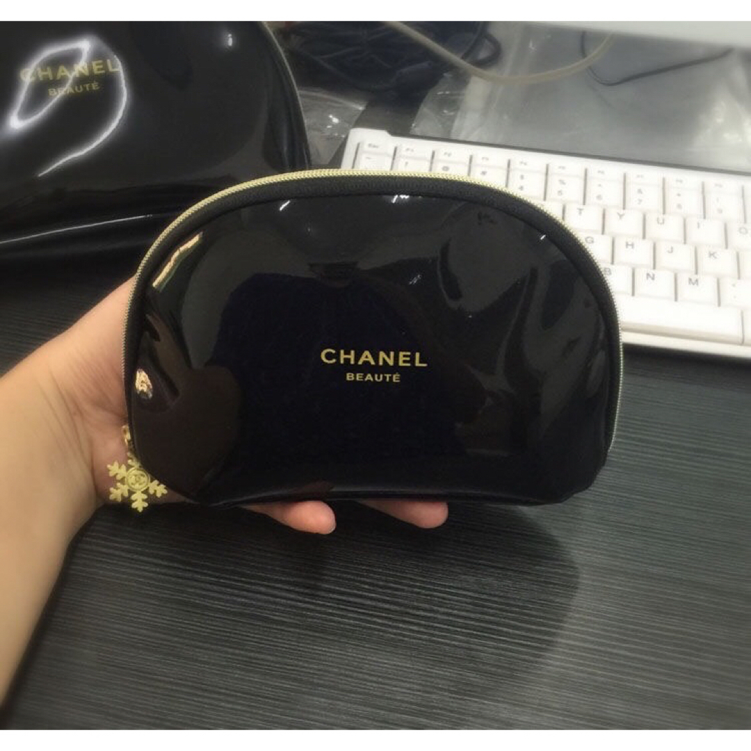 CHANEL(シャネル)のエナメルシャネル 化粧ポーチ シャネルノベルティ コスメポーチ　小 レディースのファッション小物(ポーチ)の商品写真