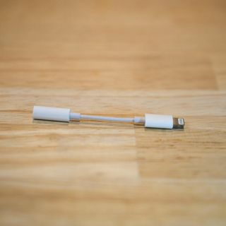 アップル(Apple)の【Apple純正品】3.5 mmヘッドフォンジャックアダプタ lightning(ストラップ/イヤホンジャック)