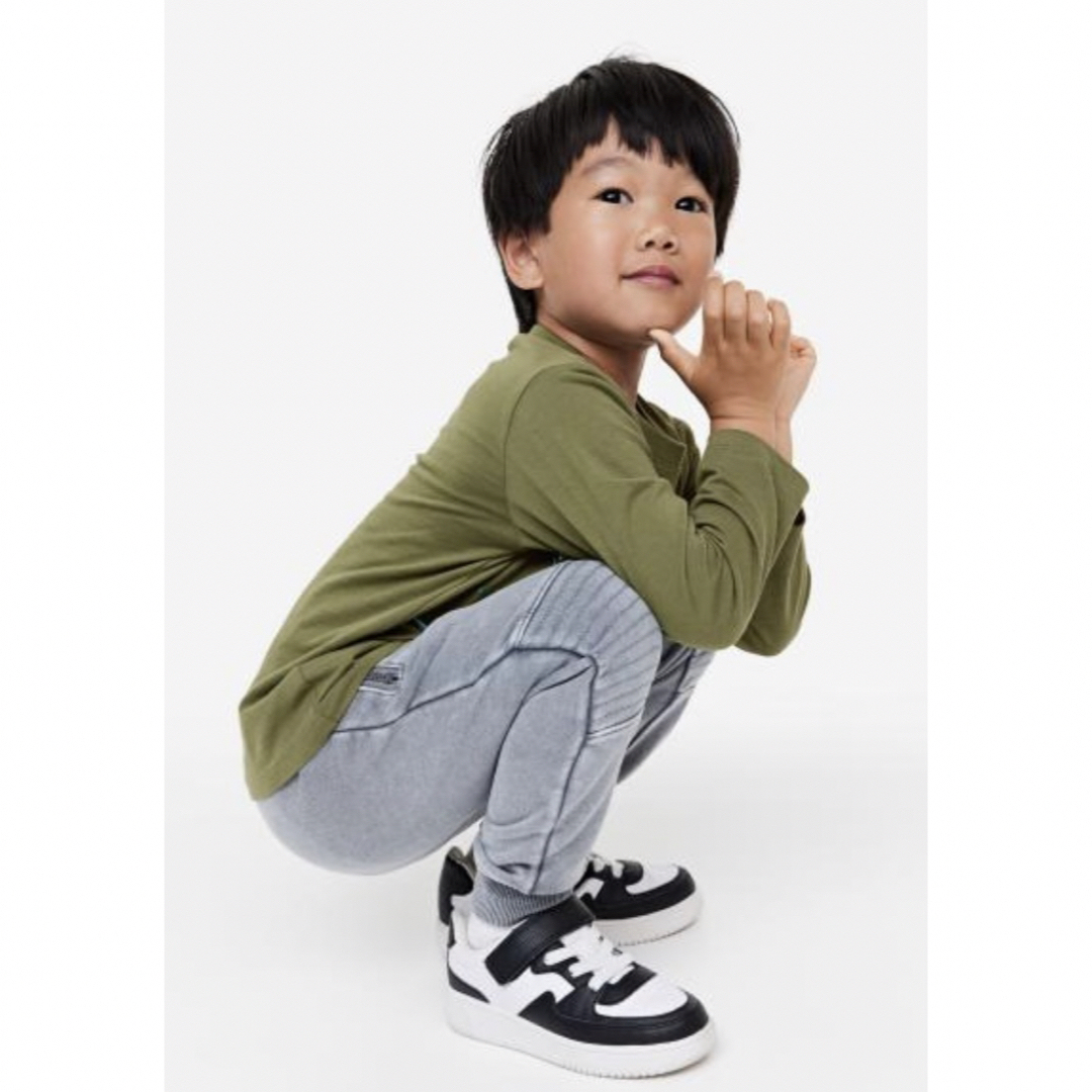 H&M(エイチアンドエム)の未使用h&mジュラシックワールド長袖シャツ2枚セット110〜115cm男の子恐竜 キッズ/ベビー/マタニティのキッズ服男の子用(90cm~)(Tシャツ/カットソー)の商品写真