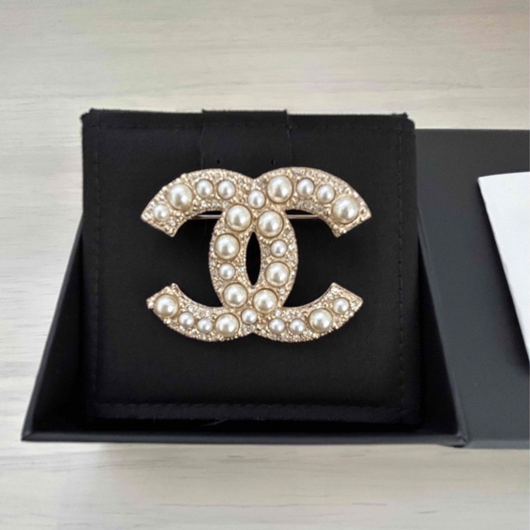 CHANEL(シャネル)のCHANEL パールブローチ　定番品 レディースのアクセサリー(ブローチ/コサージュ)の商品写真