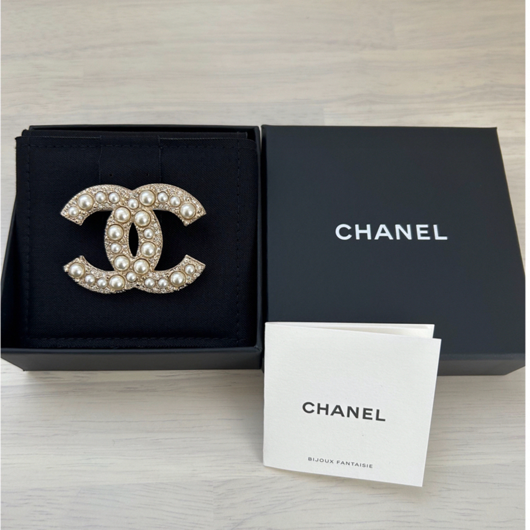 CHANEL(シャネル)のCHANEL パールブローチ　定番品 レディースのアクセサリー(ブローチ/コサージュ)の商品写真