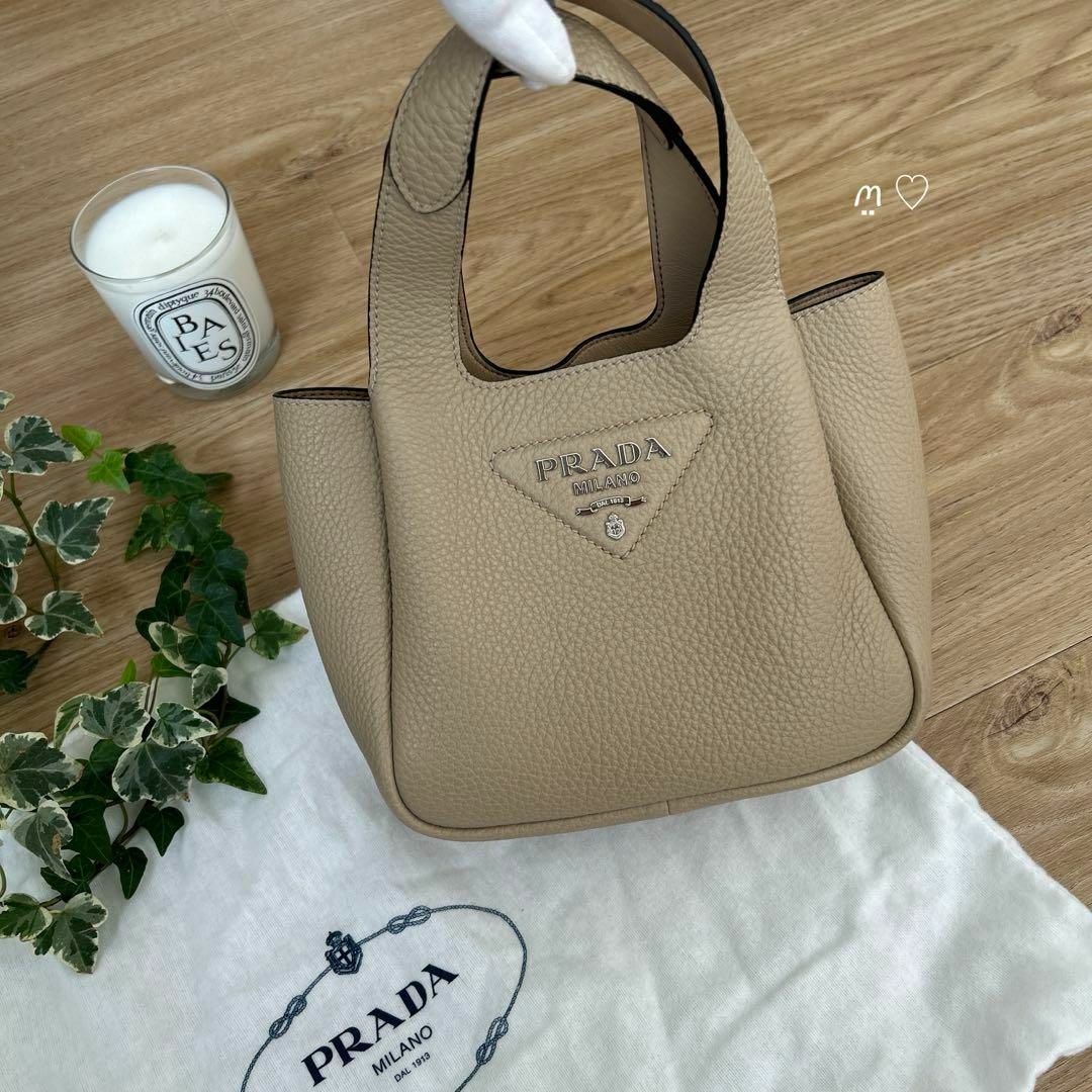 PRADA(プラダ)のPRADA　プラダ　レザーハンドバッグ　ヴィッテロダイノ　1BA349　ベージュ レディースのバッグ(ハンドバッグ)の商品写真