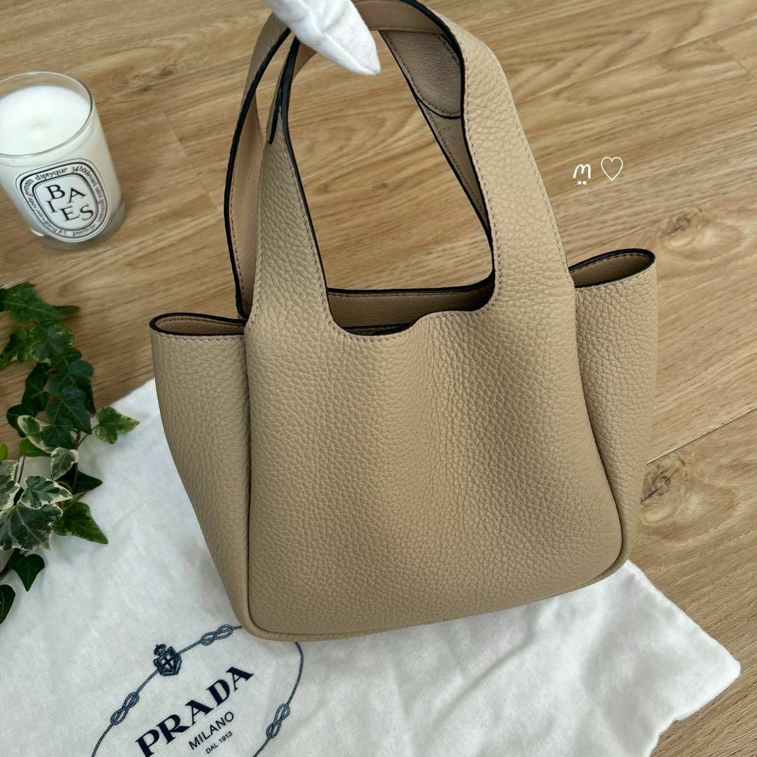 PRADA(プラダ)のPRADA　プラダ　レザーハンドバッグ　ヴィッテロダイノ　1BA349　ベージュ レディースのバッグ(ハンドバッグ)の商品写真