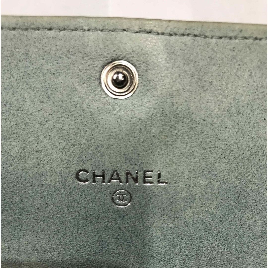 CHANEL(シャネル)のRR951 シャネル　二つ折り財布　カメリアレザー　ライトブルー レディースのファッション小物(財布)の商品写真