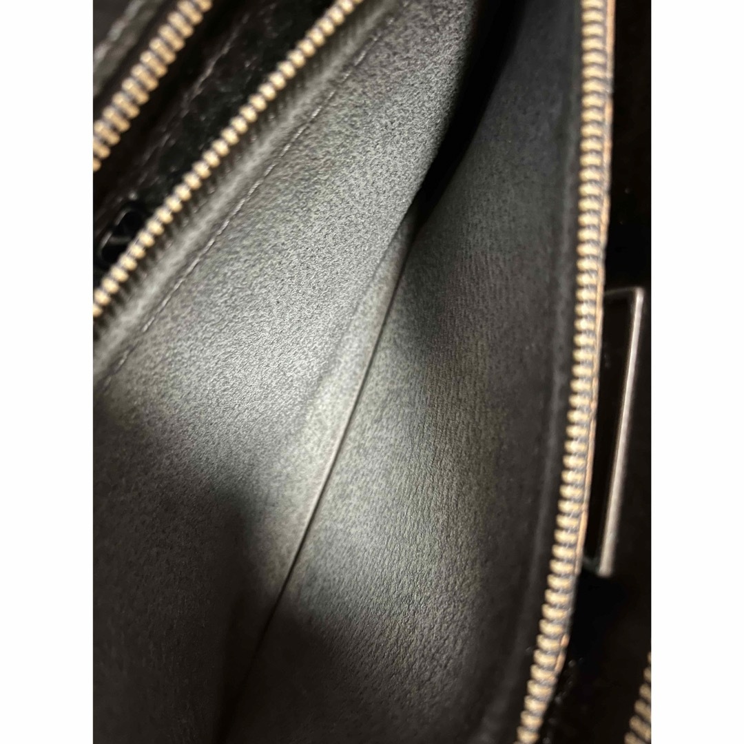 valentino garavani(ヴァレンティノガラヴァーニ)のバレンチノガラバーニ　クラッチ　セカンド　ブラウン　レザー　メンズ メンズのバッグ(セカンドバッグ/クラッチバッグ)の商品写真