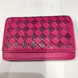 ボッテガヴェネタ(Bottega Veneta)のRR954 ボッテガヴェイントレチャート　カードケース　ピンク　パイソン(名刺入れ/定期入れ)