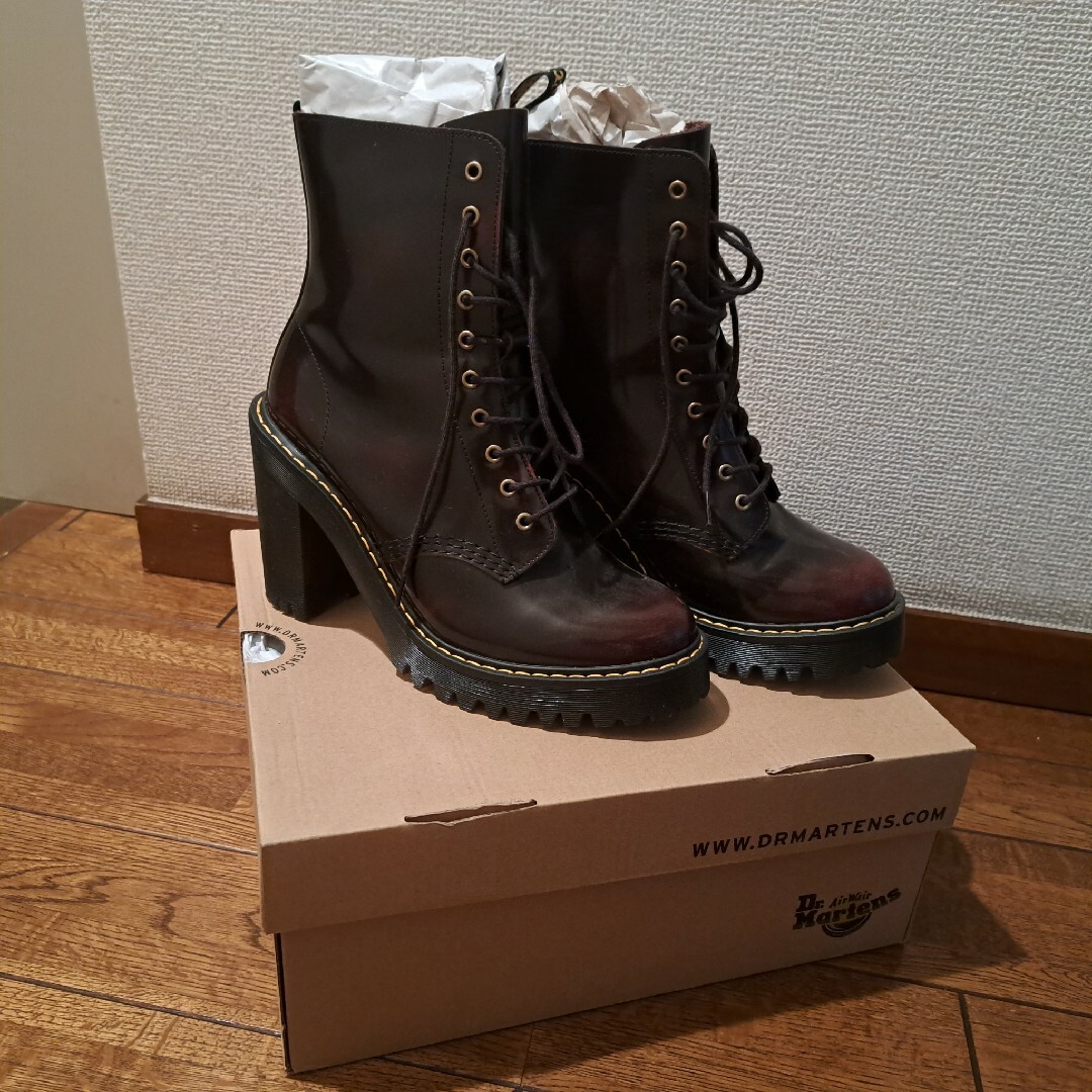 Dr.Martens(ドクターマーチン)のDr.Martens Kendra 10ホールブーツ 箱レザー専用クリーム付き レディースの靴/シューズ(ブーツ)の商品写真