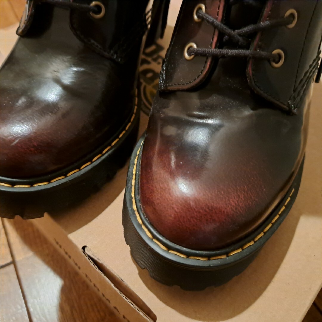 Dr.Martens(ドクターマーチン)のDr.Martens Kendra 10ホールブーツ 箱レザー専用クリーム付き レディースの靴/シューズ(ブーツ)の商品写真