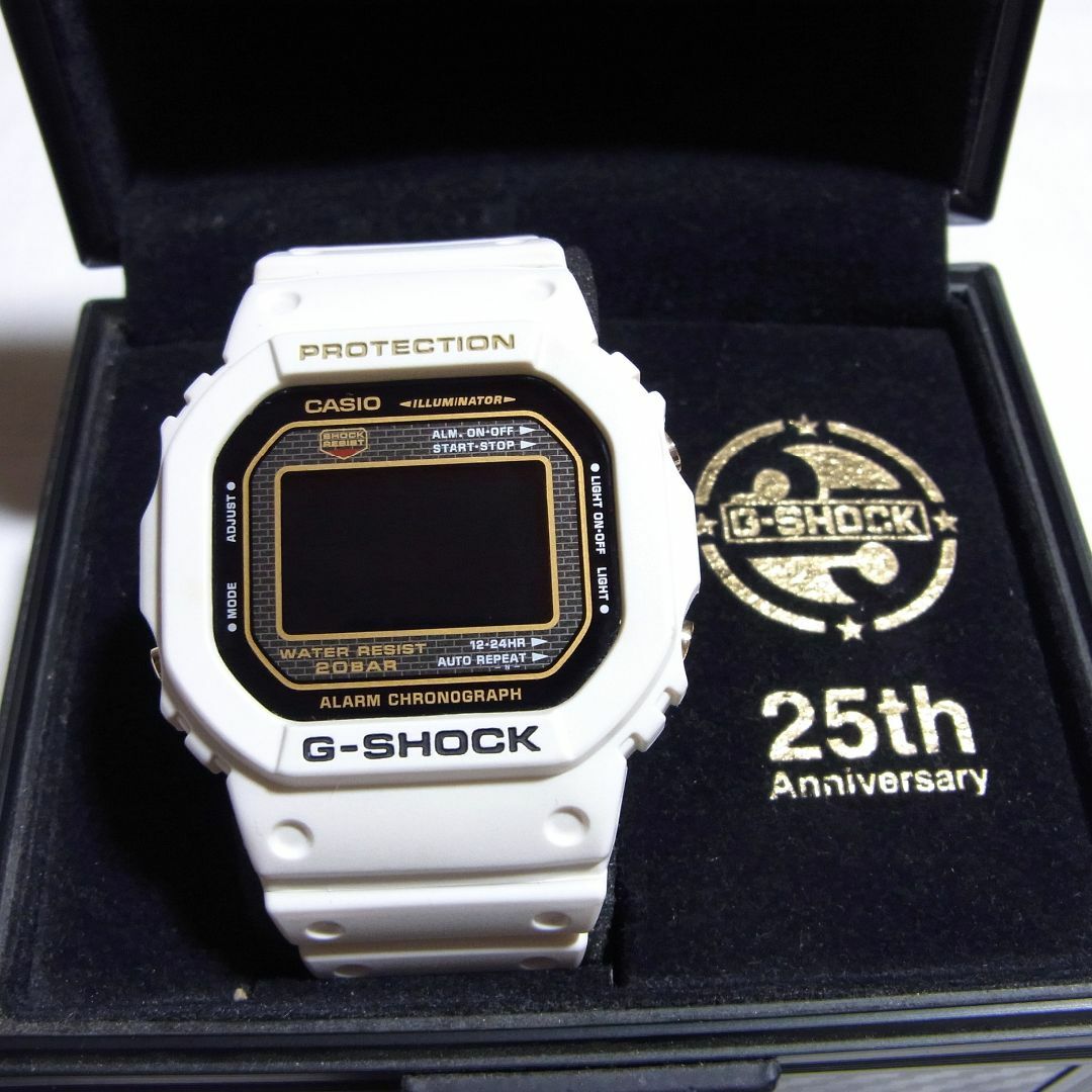 G-SHOCK(ジーショック)のG-SHOCK 25周年記念限定 ライジングホワイト DW-5025B-7JF メンズの時計(腕時計(デジタル))の商品写真