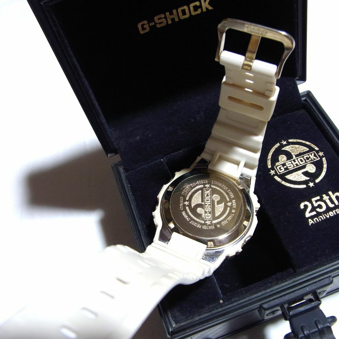 G-SHOCK(ジーショック)のG-SHOCK 25周年記念限定 ライジングホワイト DW-5025B-7JF メンズの時計(腕時計(デジタル))の商品写真