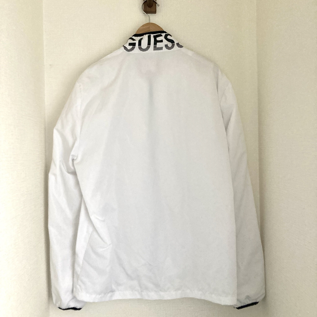 GUESS(ゲス)のGUESS　ジャケット　アウター　メンズ　ロゴ入り　ホワイト　カジュアル　L メンズのジャケット/アウター(ナイロンジャケット)の商品写真