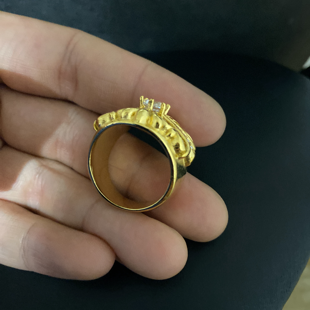 ステンレス リング 重厚 ジルコニア CZ ゴールド フローラルクロスリング メンズのアクセサリー(リング(指輪))の商品写真