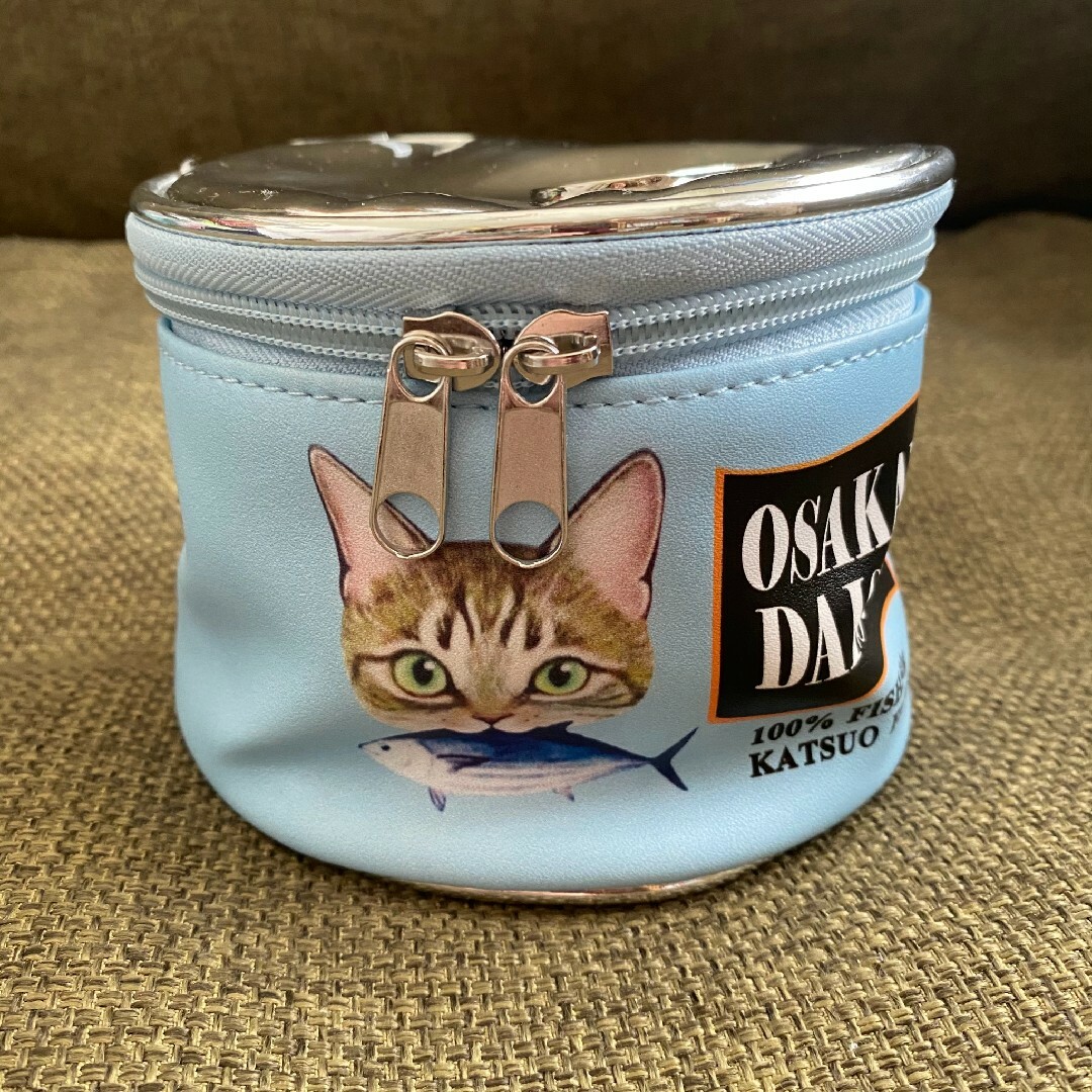 ✨大人気✨新品 猫 缶 ポーチ 缶詰モチーフ ラウンド 化粧  グリーン グッズ レディースのファッション小物(ポーチ)の商品写真