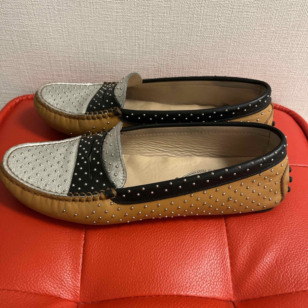 TOD'S(トッズ)のトッズ　ドライビングシューズ　スタッズ レディースの靴/シューズ(ローファー/革靴)の商品写真