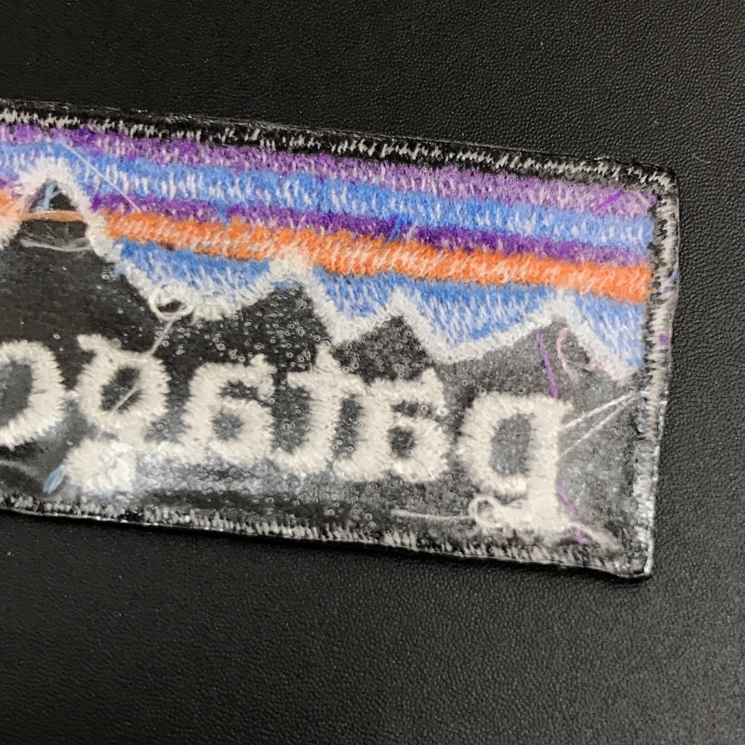 patagonia(パタゴニア)の70×28mm PATAGONIA フィッツロイロゴ アイロンワッペン -C64 スポーツ/アウトドアのスノーボード(ウエア/装備)の商品写真