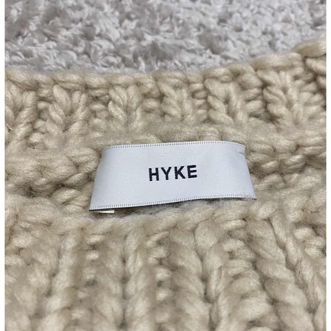 HYKE(ハイク)のハイク　HYKE CABLE-KNIT CROPPED VEST レディースのトップス(ベスト/ジレ)の商品写真