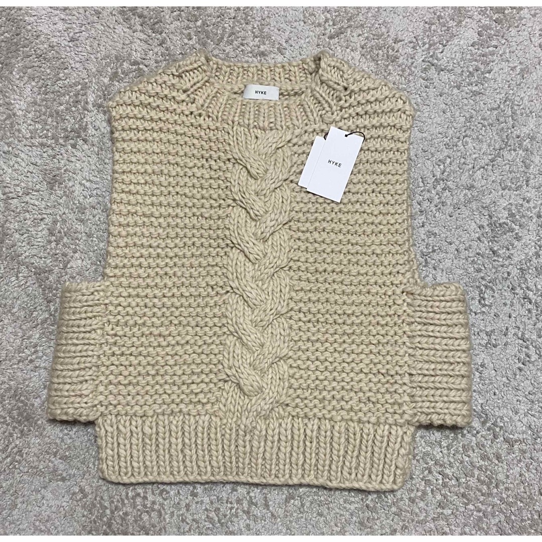 HYKE(ハイク)のハイク　HYKE CABLE-KNIT CROPPED VEST レディースのトップス(ベスト/ジレ)の商品写真