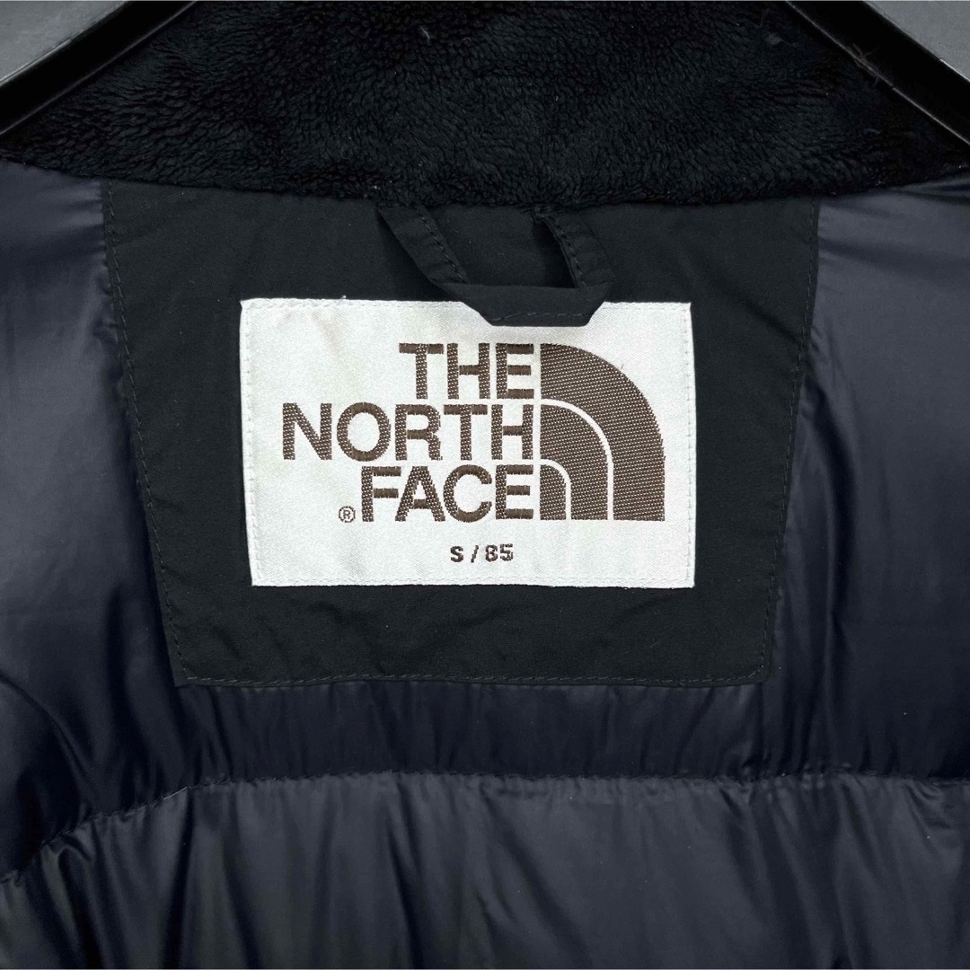 THE NORTH FACE(ザノースフェイス)の美品人気 ノースフェイス ロゴ刺繍 ダウンコート レディースS グースダウン 黒 レディースのジャケット/アウター(ダウンコート)の商品写真
