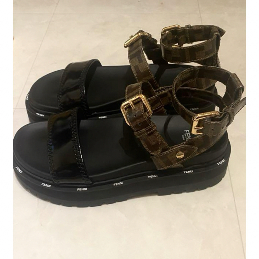 FENDI(フェンディ)のFENDI ･ グロッシーブラック  ネオプレーンサンダル  ズッカ柄 レディースの靴/シューズ(サンダル)の商品写真