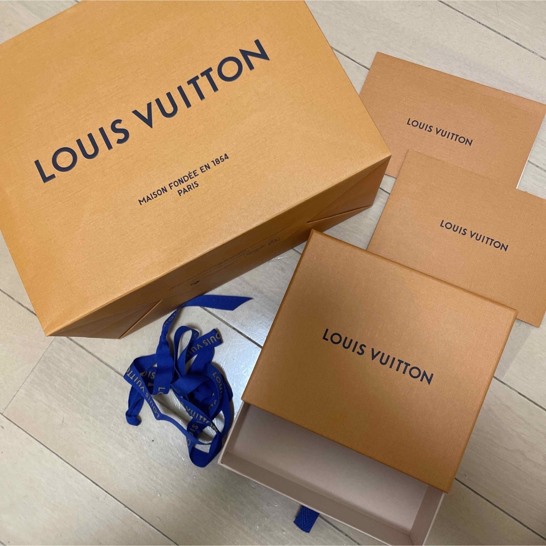 LOUIS VUITTON(ルイヴィトン)の【美品】ルイヴィトン 空箱 紙袋 封筒 リボン セット インテリア/住まい/日用品のオフィス用品(ラッピング/包装)の商品写真