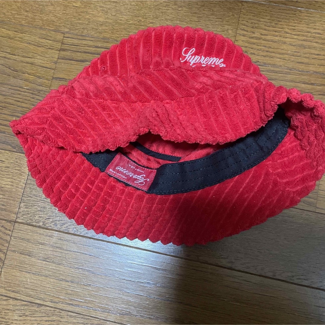 Supreme(シュプリーム)のsupreme terry corduroy crusher 赤　ハット メンズの帽子(ハット)の商品写真