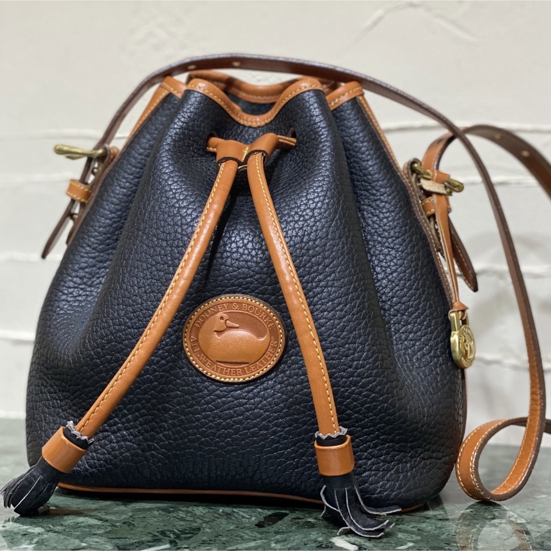 良品 DOONEY＆BOURKE 型押しレザー 巾着ショルダーバッグ バイカラー レディースのバッグ(ショルダーバッグ)の商品写真