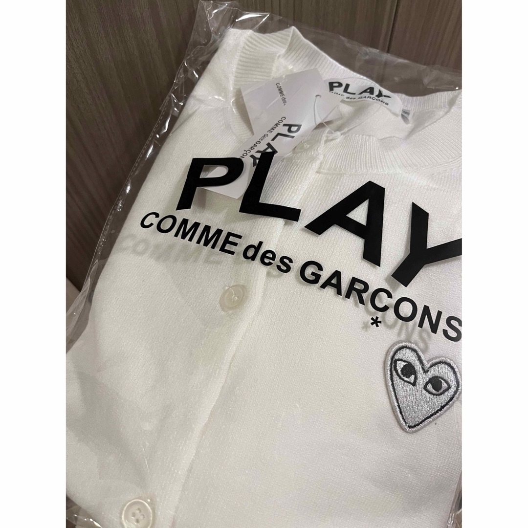 COMME des GARCONS(コムデギャルソン)のプレイコムデギャルソン　カーディガン　ロゴ　白ハート レディースのトップス(カーディガン)の商品写真