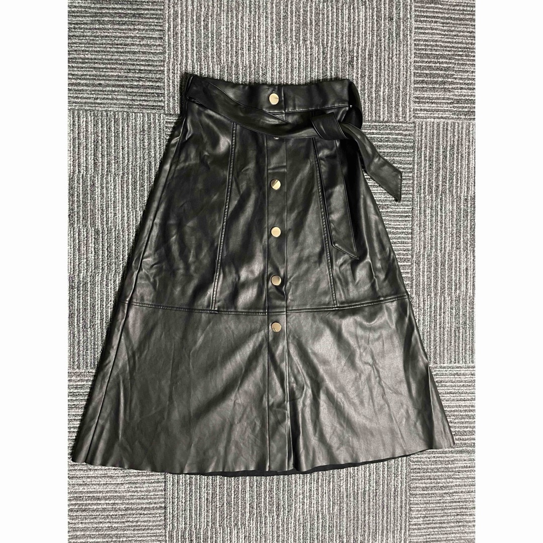 ZARA(ザラ)のZARA ザラ ロングレザースカートフレアスカート ウエストリボン 金ボタンXS レディースのスカート(ロングスカート)の商品写真