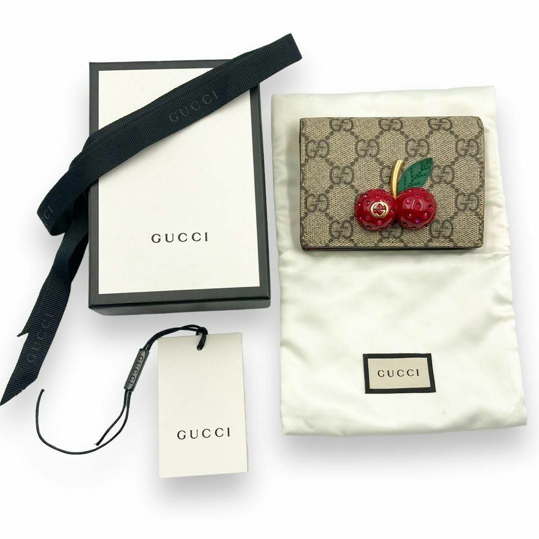 Gucci(グッチ)の【極美品】箱✨保存袋付き　グッチ　 チェリー コンパクト 二つ折り財布　リボン レディースのファッション小物(財布)の商品写真