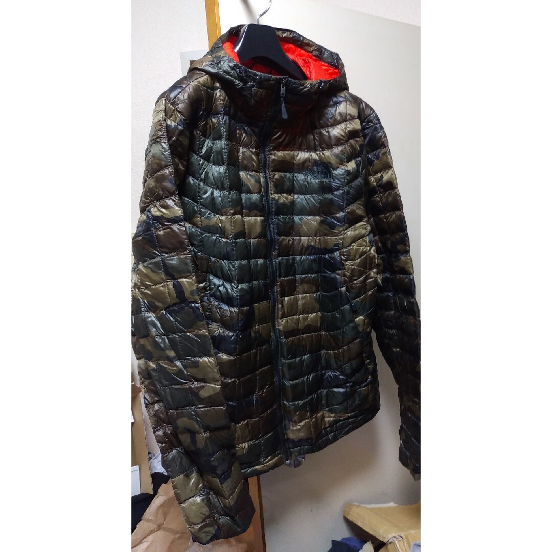 THE NORTH FACE(ザノースフェイス)の送料込 美品 ザ ノースフェイス サーモボール エコ フーディー M(L 迷彩柄 メンズのジャケット/アウター(ダウンジャケット)の商品写真