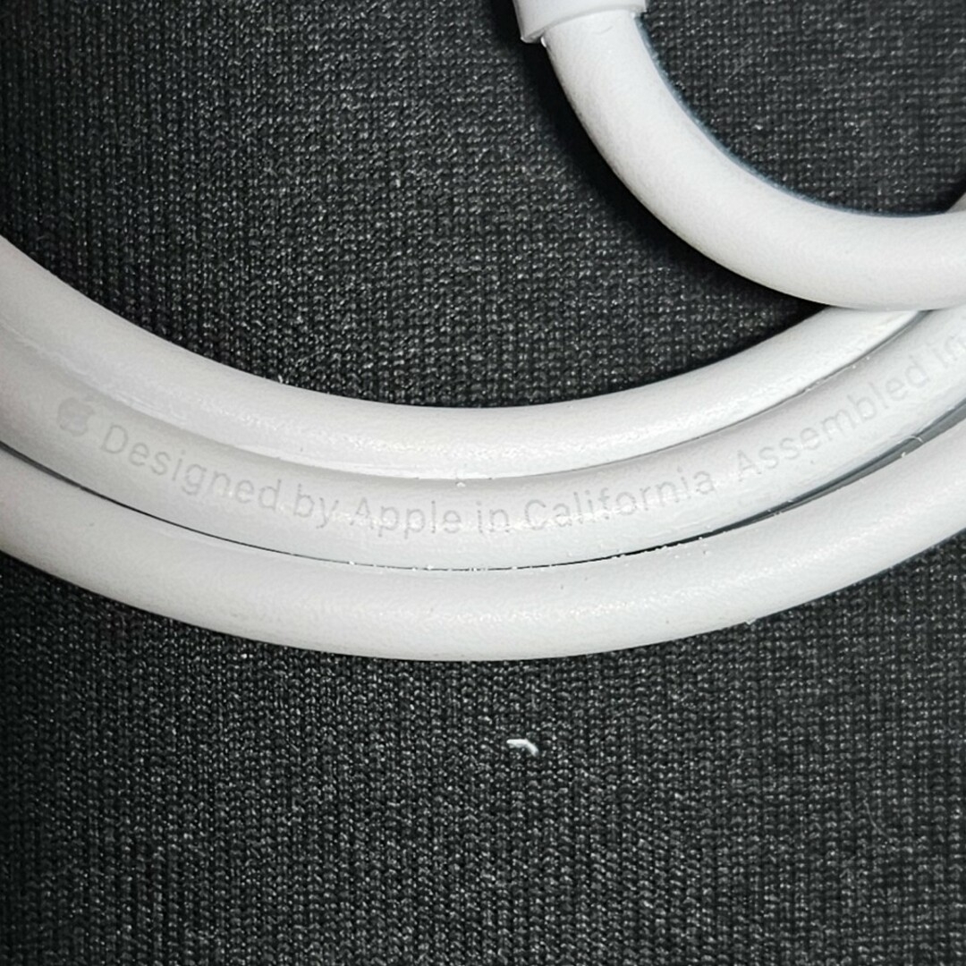 Apple(アップル)の【新品】Apple  USB-C - Lightningケーブル(1m)【純正】 スマホ/家電/カメラのスマートフォン/携帯電話(バッテリー/充電器)の商品写真