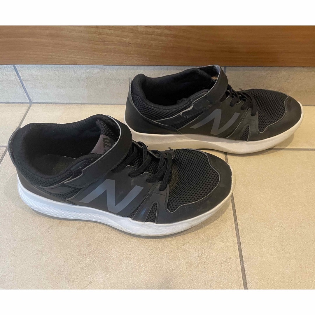 New Balance(ニューバランス)のニューバランス　22  スニーカー  靴　黒 キッズ/ベビー/マタニティのキッズ靴/シューズ(15cm~)(スニーカー)の商品写真