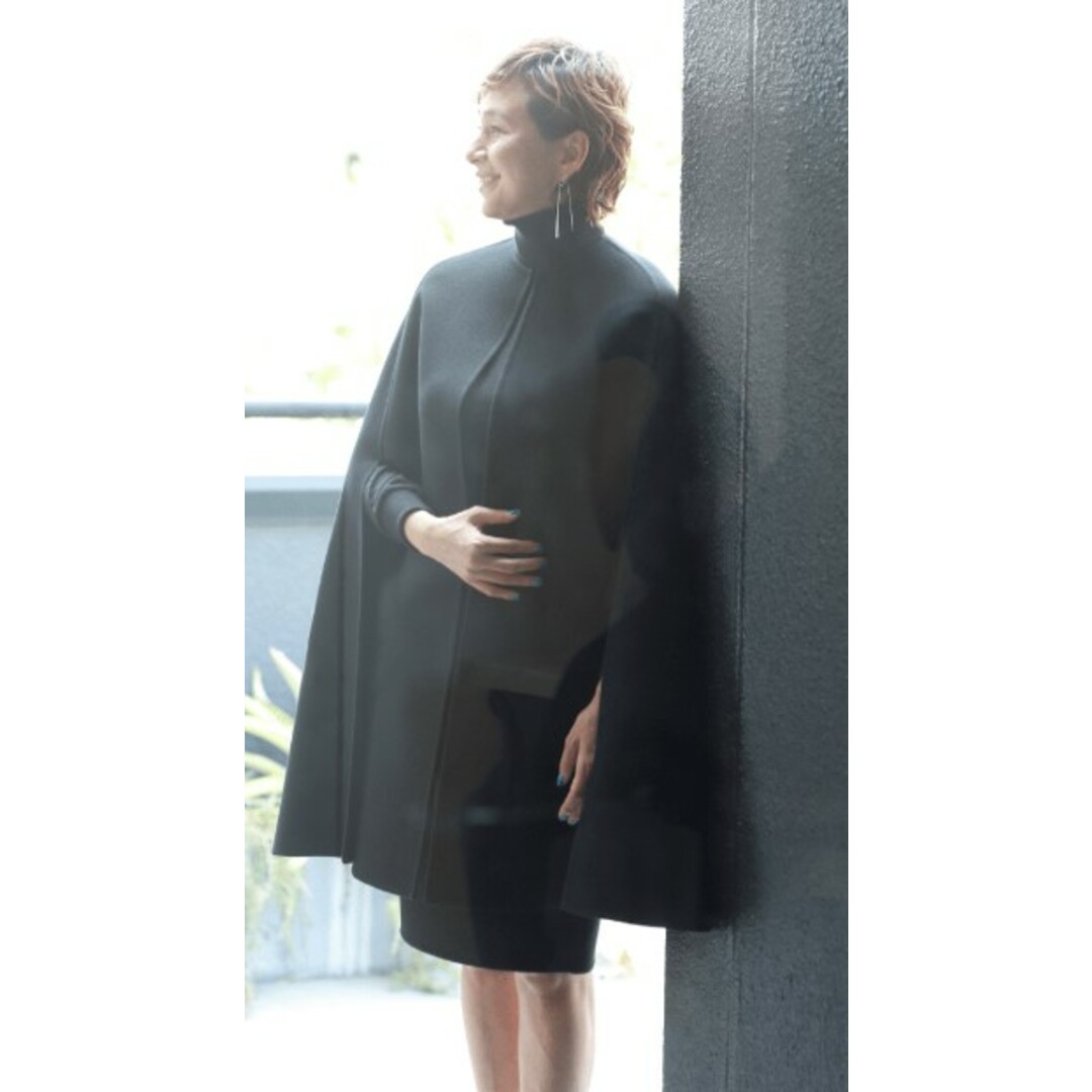 MADISONBLUE(マディソンブルー)の2022SS 極美品 マディソンブルー MADISON BLUE REVER SIDE SLIT CAPE リバーサイドスリットケープ 00/ブラック-.【2400013697132】 レディースのジャケット/アウター(その他)の商品写真