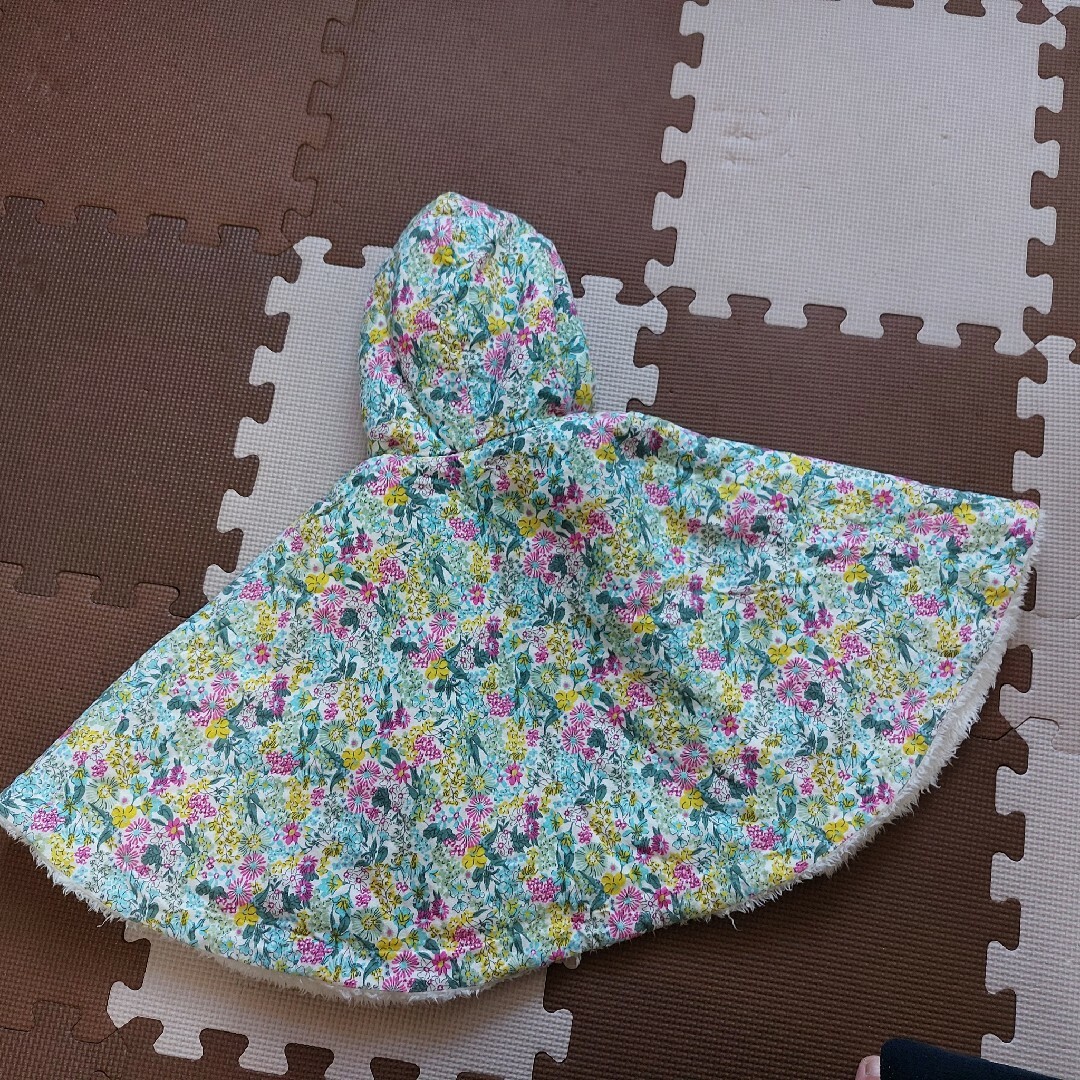 ベビー　ポンチョ　花柄 キッズ/ベビー/マタニティのベビー服(~85cm)(ジャケット/コート)の商品写真