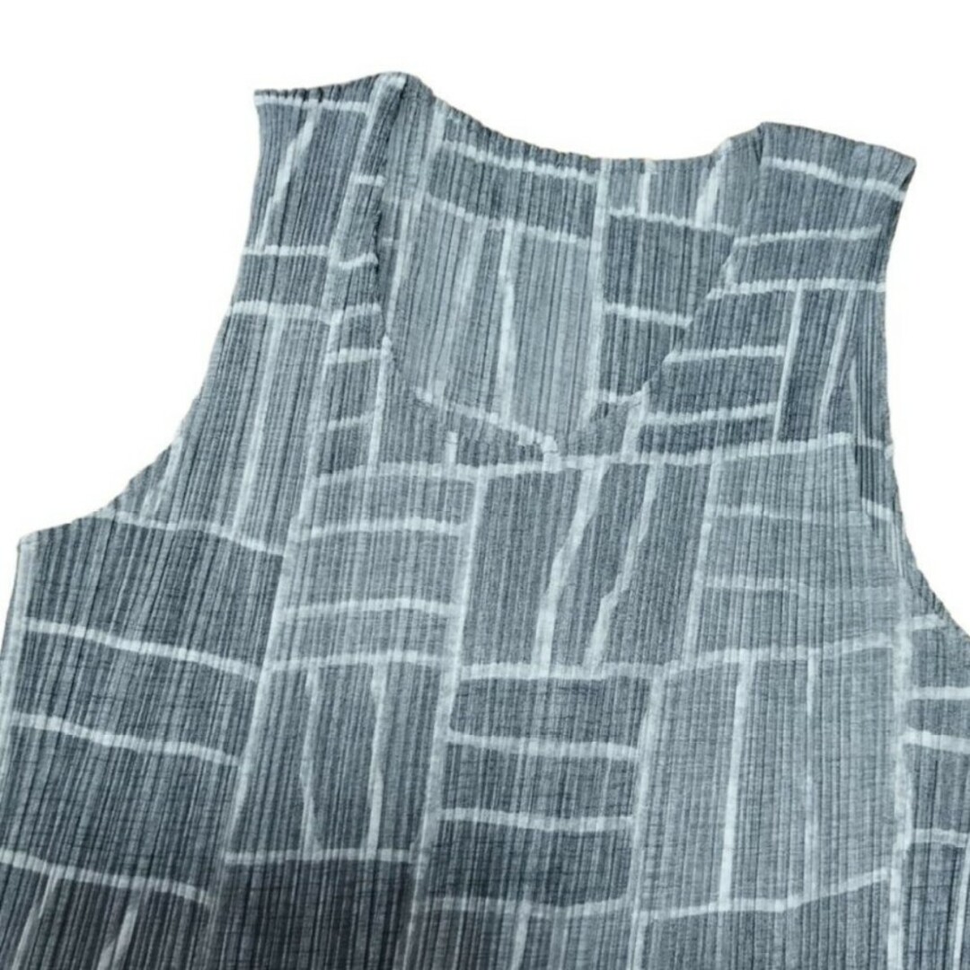 PLEATS PLEASE ISSEY MIYAKE(プリーツプリーズイッセイミヤケ)のイッセイミヤケ プリーツプリーズ ISSEY MIYAKE　ノースリーブ レディースのトップス(カットソー(半袖/袖なし))の商品写真